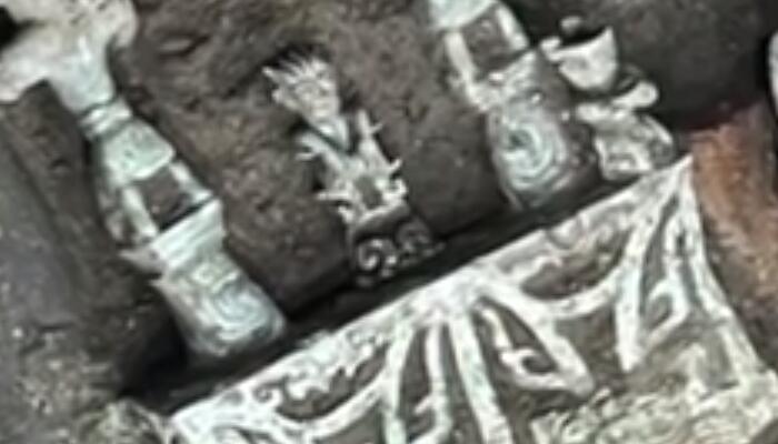 三星堆发现国宝级文物青铜神坛 体积庞大造型奇特