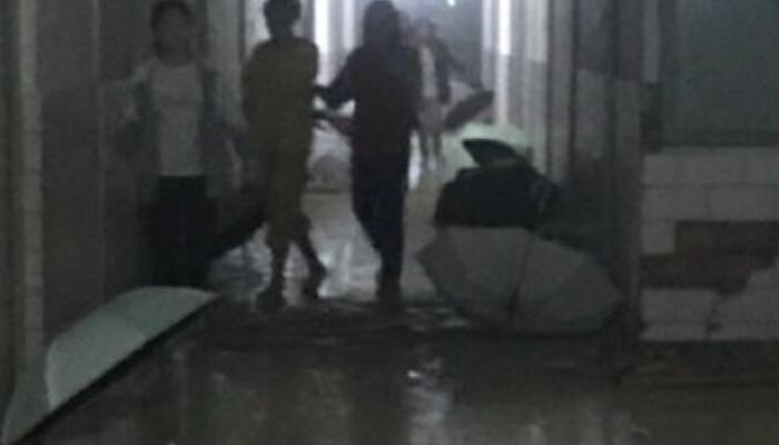 四川泸县震中现场照片汇总 人们一边避险一边避雨