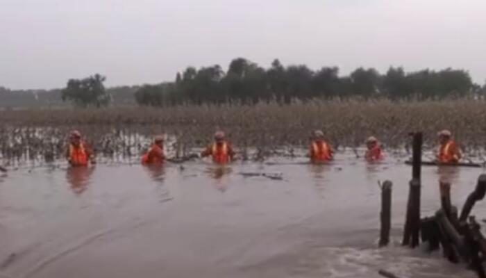 山西汾河河津段堤坝现决口 当地正集中力量抢险