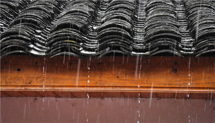 下暴雨时要注意什么事情 下暴雨时应该注意哪些事项