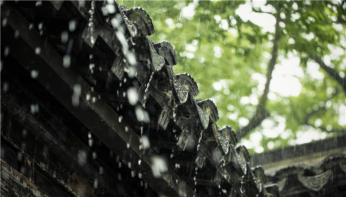 下暴雨时要注意什么事情 下暴雨时应该注意哪些事项