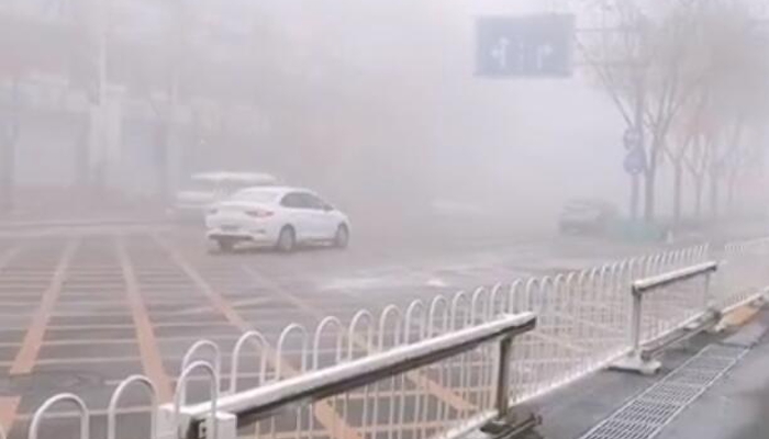 哈尔滨部分高速因大雾交通管制 局部能见度不足200米出行小心