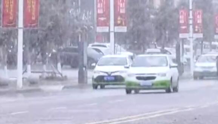 降雪致内蒙古乌海荣乌高速多车连环相撞 事故造成3人不幸身亡