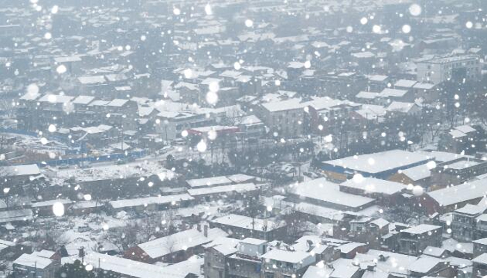 寒潮过境乌鲁木齐道路结冰车辆打滑 新疆多路段仍受雨雪天气影响