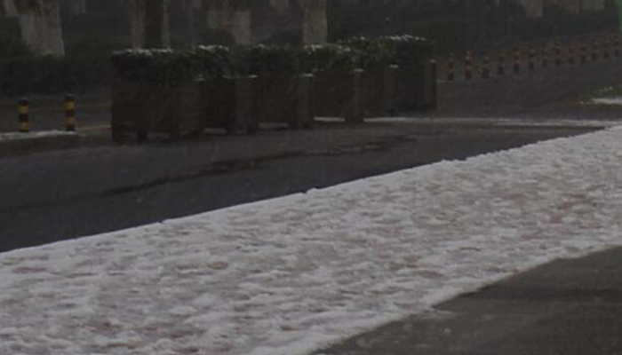 鞍山暴雪全城开启步行模式 交通受暴雪影响按下了“暂停键”