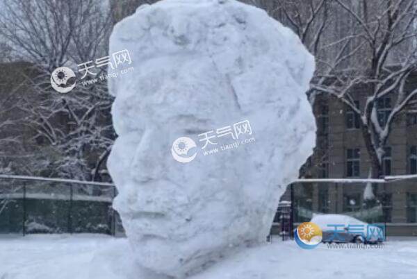 雕塑系大学生用雪堆出鲁迅塑像 网友：禁止专业选手参赛