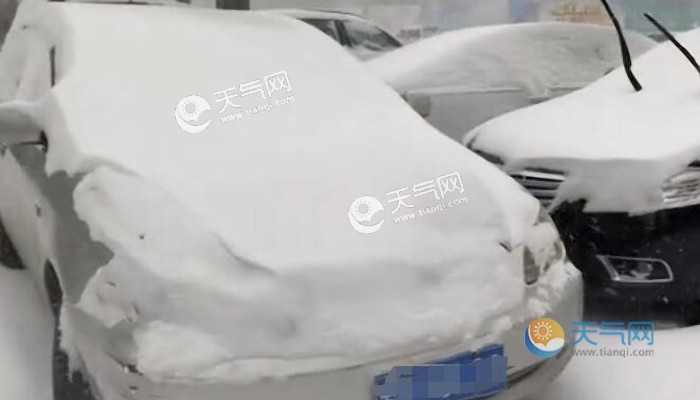 内蒙古通辽市民开启雪中挖车模式 挖完也开不出去雪围如“雪库”