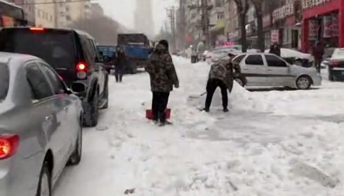 辽宁一家长开铲车到学校扫雪 道路结冰橙色预警生效中