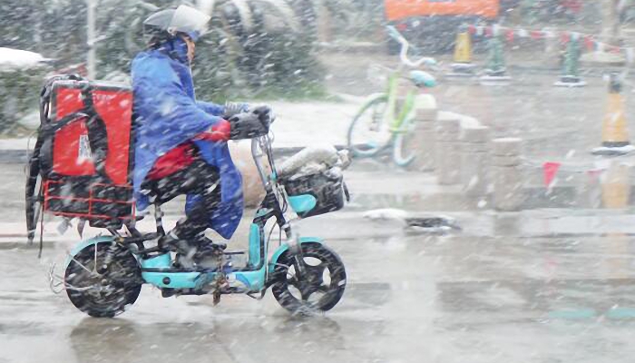 交警清理过往车辆车窗积雪 提醒：雪后路滑出行要减速慢行