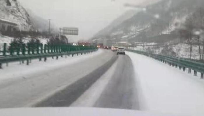黑龙江佳木斯火车驶过掀起巨大雪浪 如电影般震撼