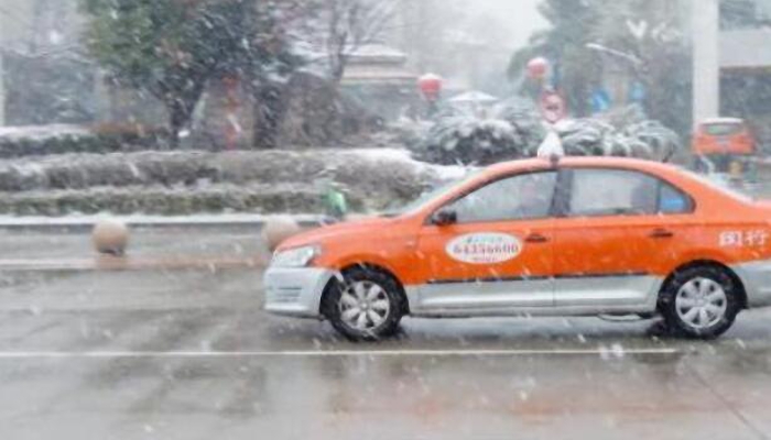 降雪影响甘肃多条高速收费站交通管制 个别路段道路结冰行车小心