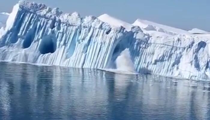 格陵兰岛冰山崩解翻转 露出原本深藏在水下部分