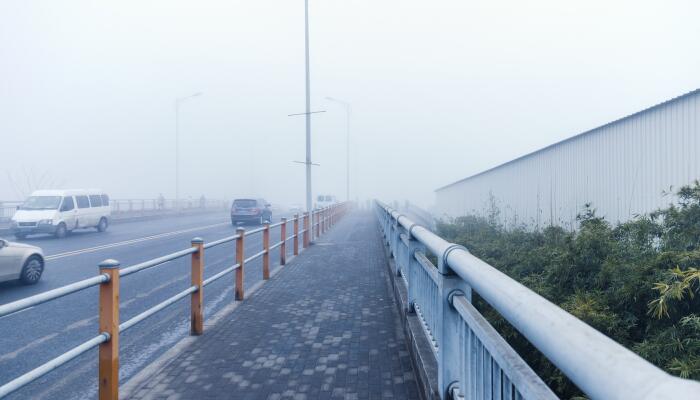 上海大雾笼罩轮渡停航高速关闭 大雾橙色预警生效中