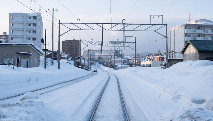 日本北海道多地普降大雪 已致4人死亡机场约200人滞留