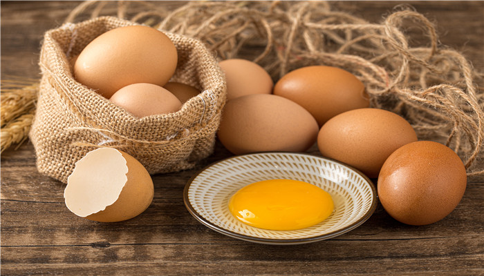 鸡蛋为什么会在盐水中浮起来 鸡蛋为什么在盐水里会浮起