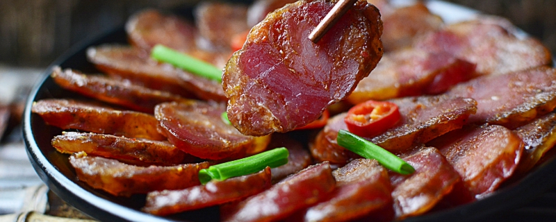 臘肉在曬前要用開(kāi)水燙嗎 臘肉在曬之前需要用開(kāi)水燙嗎