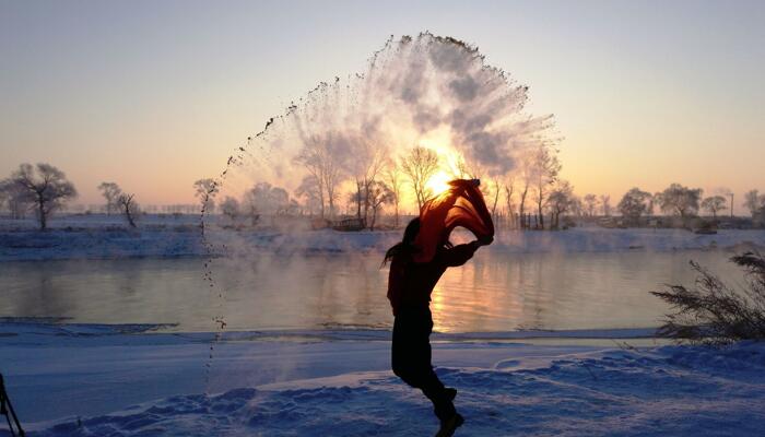 四川也能玩泼水成冰 当90度热水遇上零下20度气温