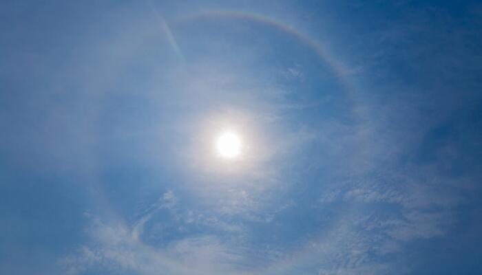 北京现日晕奇观 太阳戴上了大圆环