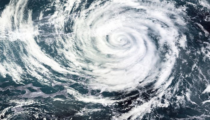 英国大风将行人吹倒在地滚动 风暴“尤尼斯”给英国带来创纪录大风