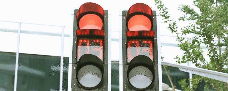 為什么交通路口停車的信號(hào)燈是紅色的 交通路口停車的信號(hào)燈為紅色的原因