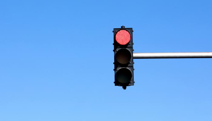 為什么交通路口停車的信號(hào)燈是紅色的 交通路口停車的信號(hào)燈為紅色的原因