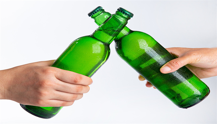 啤酒瓶为什么大多是绿色的 啤酒瓶为何大多数是绿色的