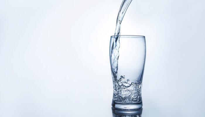 吃飯過程中大量飲水或導致腹瀉 建議大家少熬夜多喝水