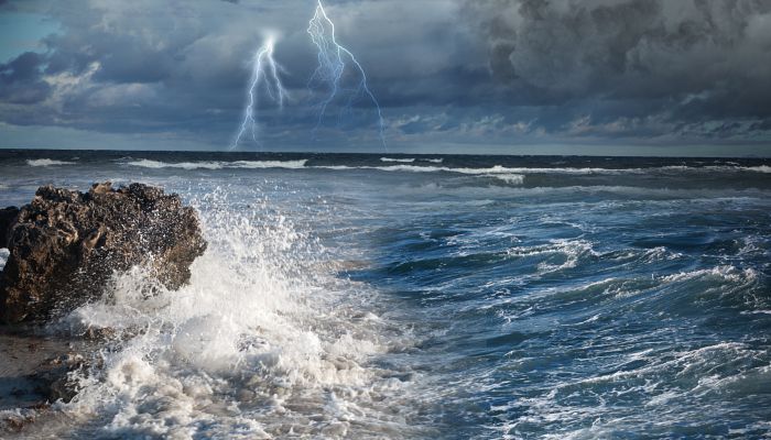 青岛2名游客被海浪卷入海中 双台风对我国东部海域有影响切勿前往