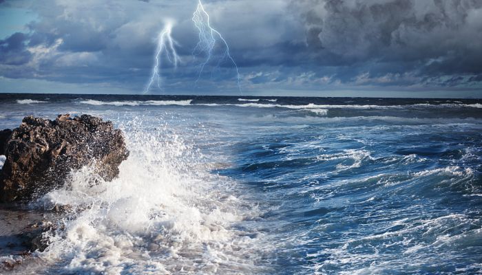 海南发布海浪和风暴潮蓝色预警 相关海域作业船只须注意防范