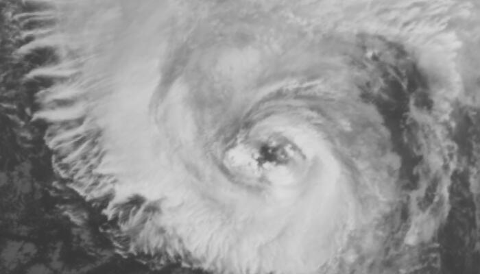 十三号台风苗柏最新云图追踪：台风眼隐约可见