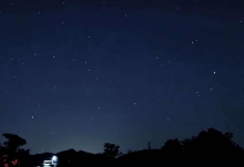 新疆多地拍到巨大发光不明飞行物 网友：外星人访地球太黑了开远光灯