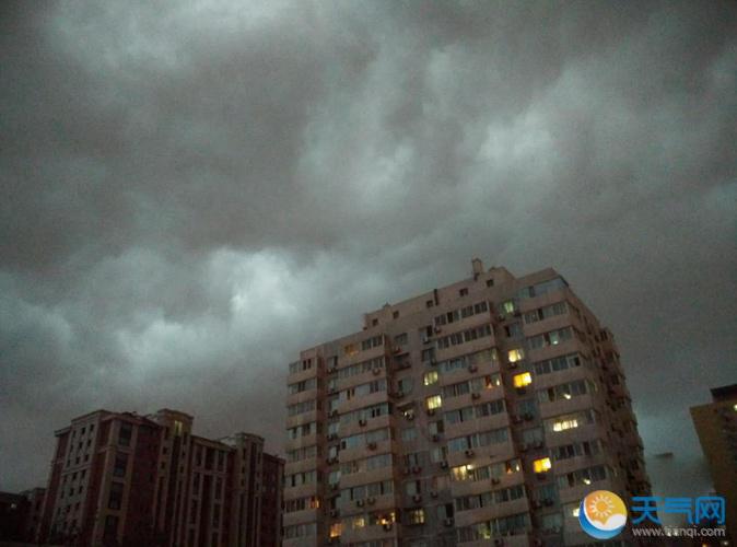 北京傍晚突降雷阵雨 全城黑云笼罩