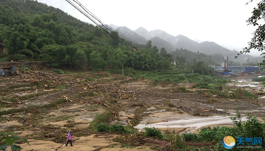 重庆永川遭泥石流侵袭 三教镇满目疮痍 泥石流吞噬重庆永川云龙村