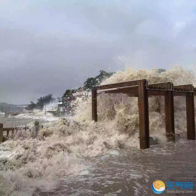 台风杜鹃来袭 温州洞头东岙海边浪高2米