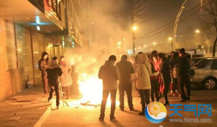 青海地震西宁震感强烈 市民空地上生火取暖