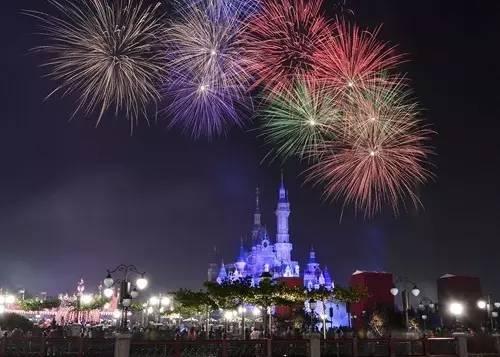 迪士尼城堡烟花秀 “点亮奇梦：夜光幻影秀” 