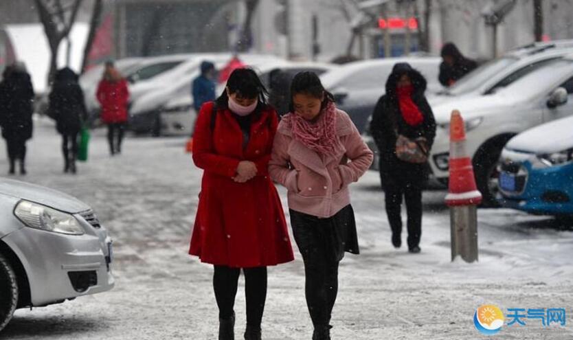 乌鲁木齐遭遇暴雪降温天气 城市一夜之间变雪城