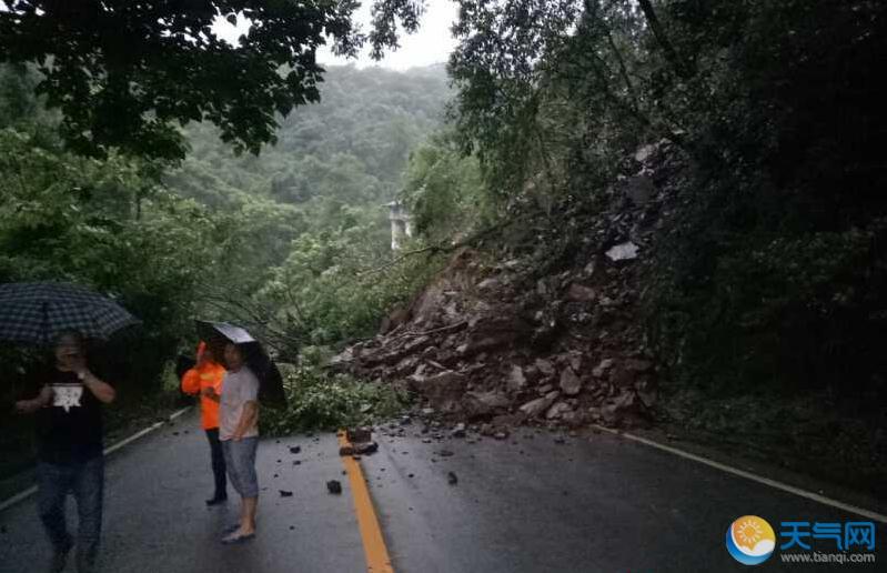 强降雨导致国道212线盐井街道办事处水波洞村路段发生山体滑坡