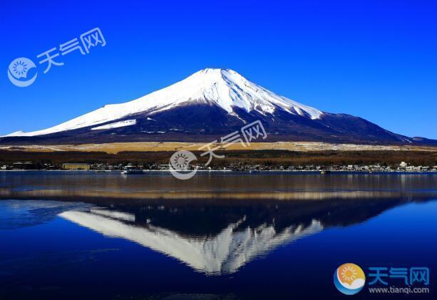 日本富士山清晨迎初雪 银装素裹美如画