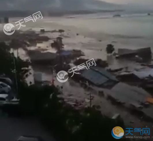 印尼7.4地震引发海啸现场图