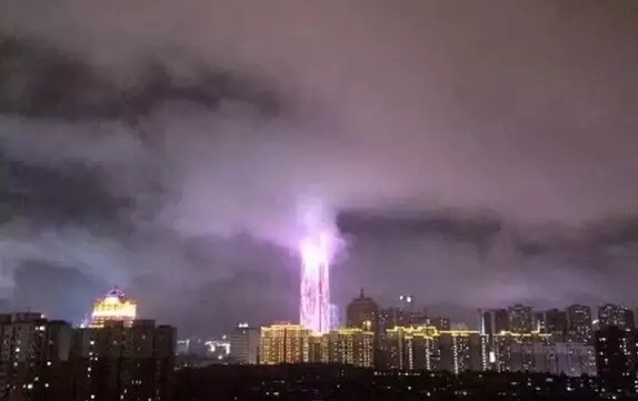 暴雨天气下好的心态固然重要,但大家也要多多注意自己的安全,没事尽量