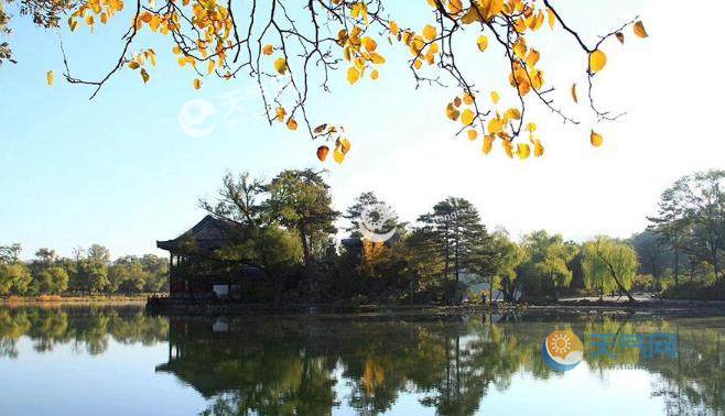 秋色中的河北承德避暑山莊 黃綠相間光影融合湖面平靜 - 天氣網