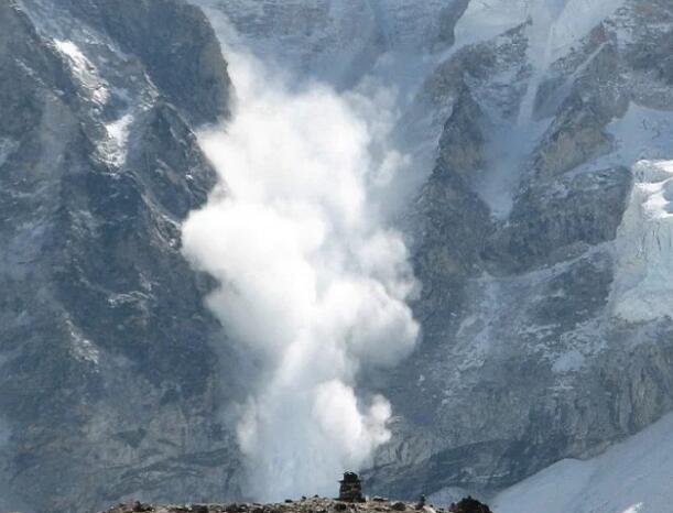 新疆可可托海雪崩图片