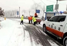 降雪致陕西大部分高速公路封闭 6000余人公路职工上路清雪