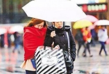 重庆仍有雨水气温仅13℃ 市民户外出行需备好雨具