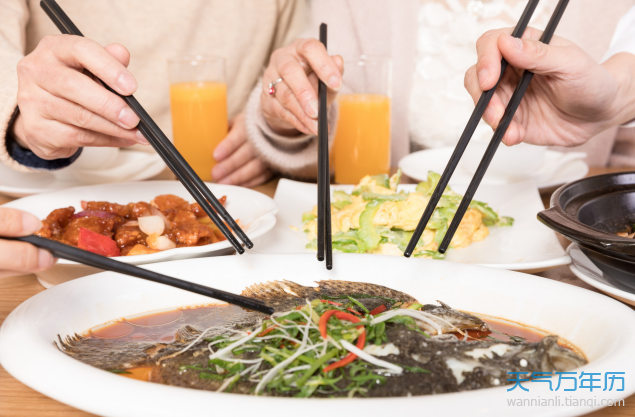 春节时吃鱼,要留头留尾到明年(即年初),表达新年"有头有尾".