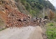 湖南永州双牌县一路段出现塌方 一个多小时抢修道路恢复通行