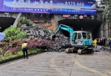 湖南郴州一路段突发塌方现象 交警提醒过往车辆安全通行