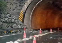 厦蓉高速隧道口发生塌方 目前该路段已经交通管制