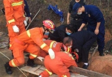 湖北武穴一村民挖井遭遇塌方 消防队员及时将其救出送医